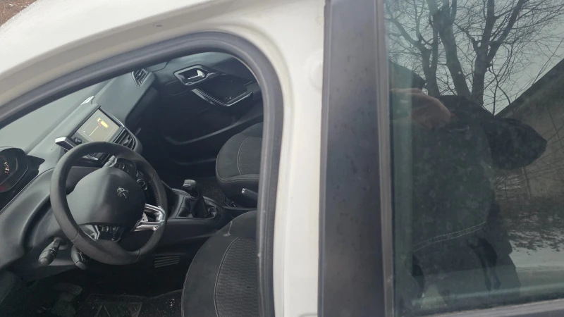 Peugeot 208 1.6hdi, снимка 9 - Автомобили и джипове - 53181533