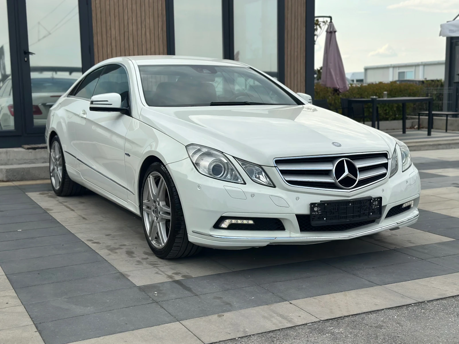 Mercedes-Benz E 220 * АВТОМАТИК* AMG*  - изображение 2