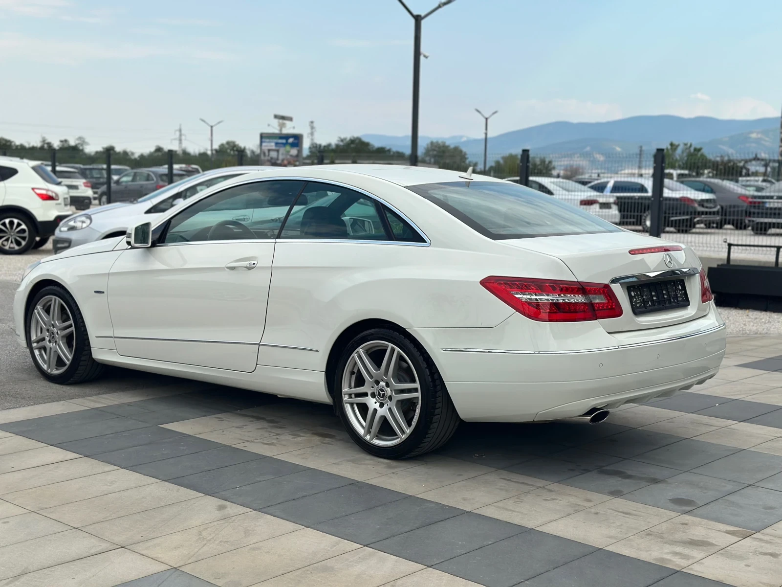 Mercedes-Benz E 220 * АВТОМАТИК* AMG*  - изображение 4