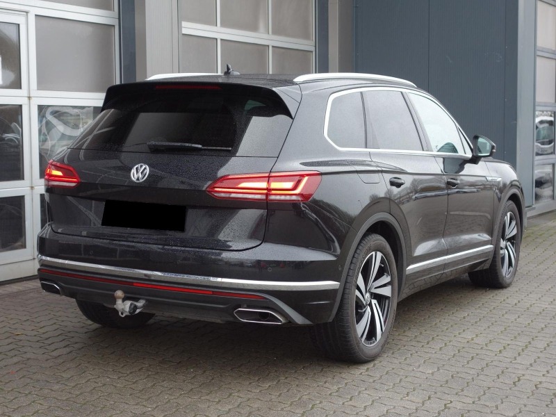 VW Touareg * 3.0TDI* R-LINE* 4M* LEDER* HEAD-UP* DIST* NAVI* , снимка 4 - Автомобили и джипове - 46525604