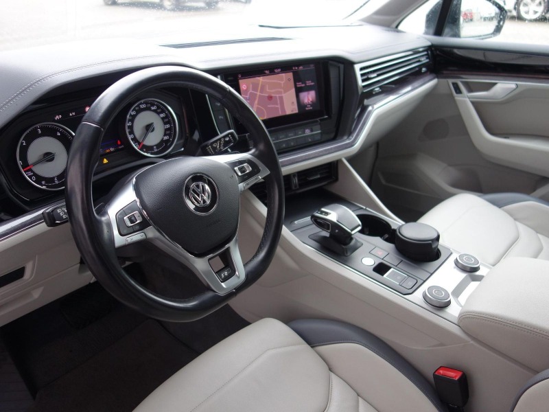 VW Touareg * 3.0TDI* R-LINE* 4M* LEDER* HEAD-UP* DIST* NAVI* , снимка 9 - Автомобили и джипове - 46525604