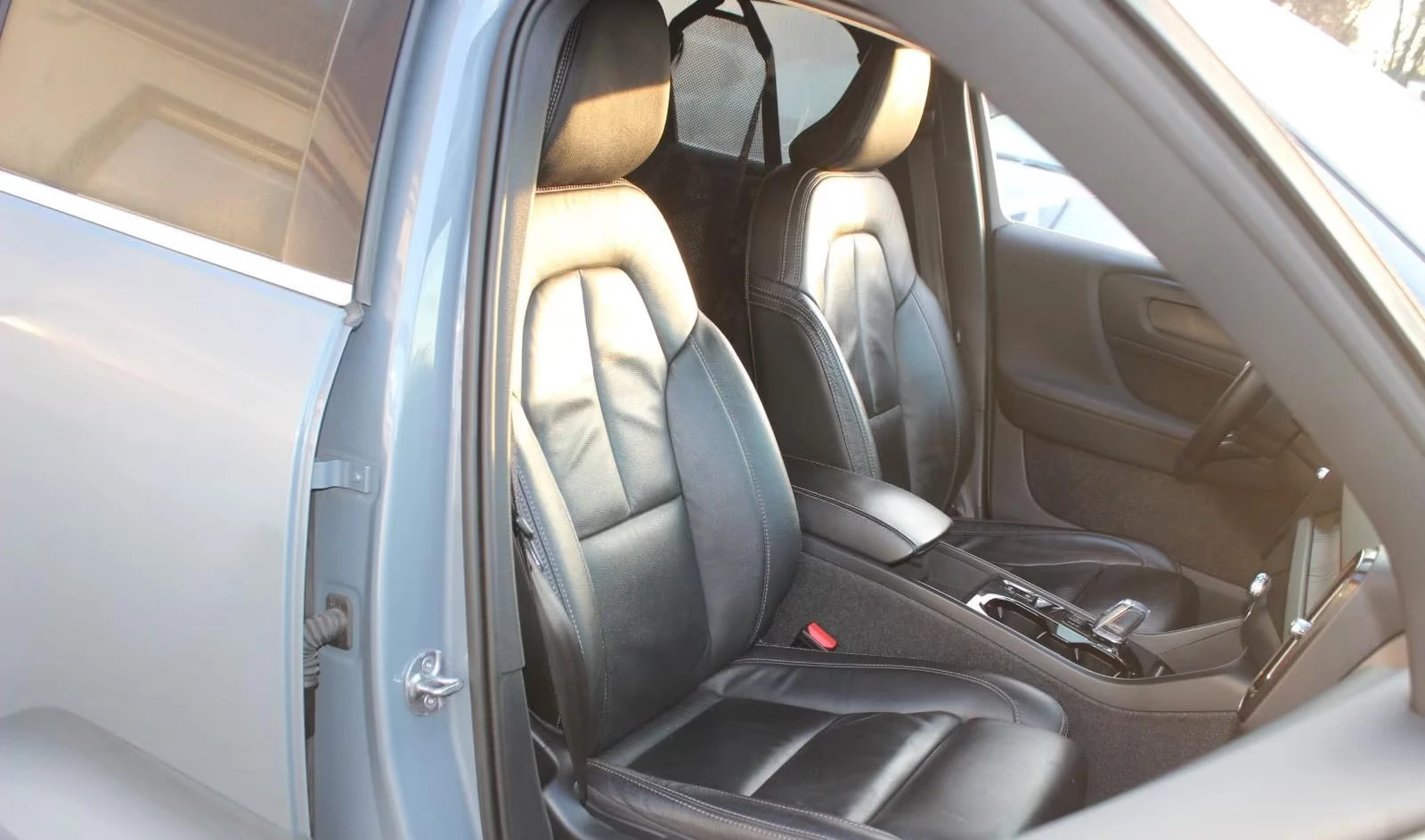 Volvo XC40 PHEV/261HP/T5/PLUS-BRIGHT/CAM/MEMO/H&K/LED/620q, снимка 10 - Автомобили и джипове - 55736007