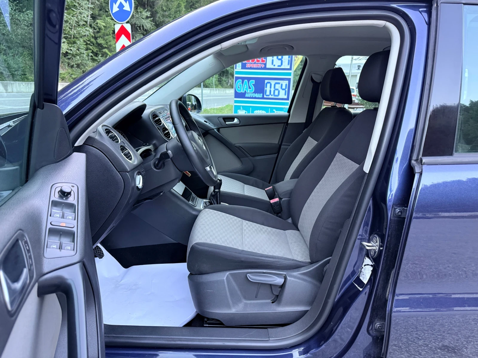 VW Tiguan 2.0TDI* 4x4* OFFROAD* ИТАЛИЯ* , снимка 8 - Автомобили и джипове - 55932378
