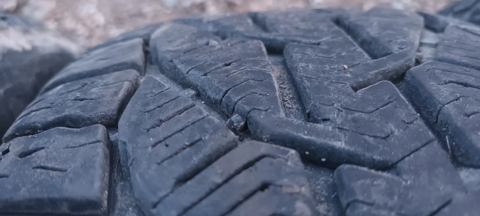 Гуми Зимни 215/55R16, снимка 4 - Гуми и джанти - 54782976