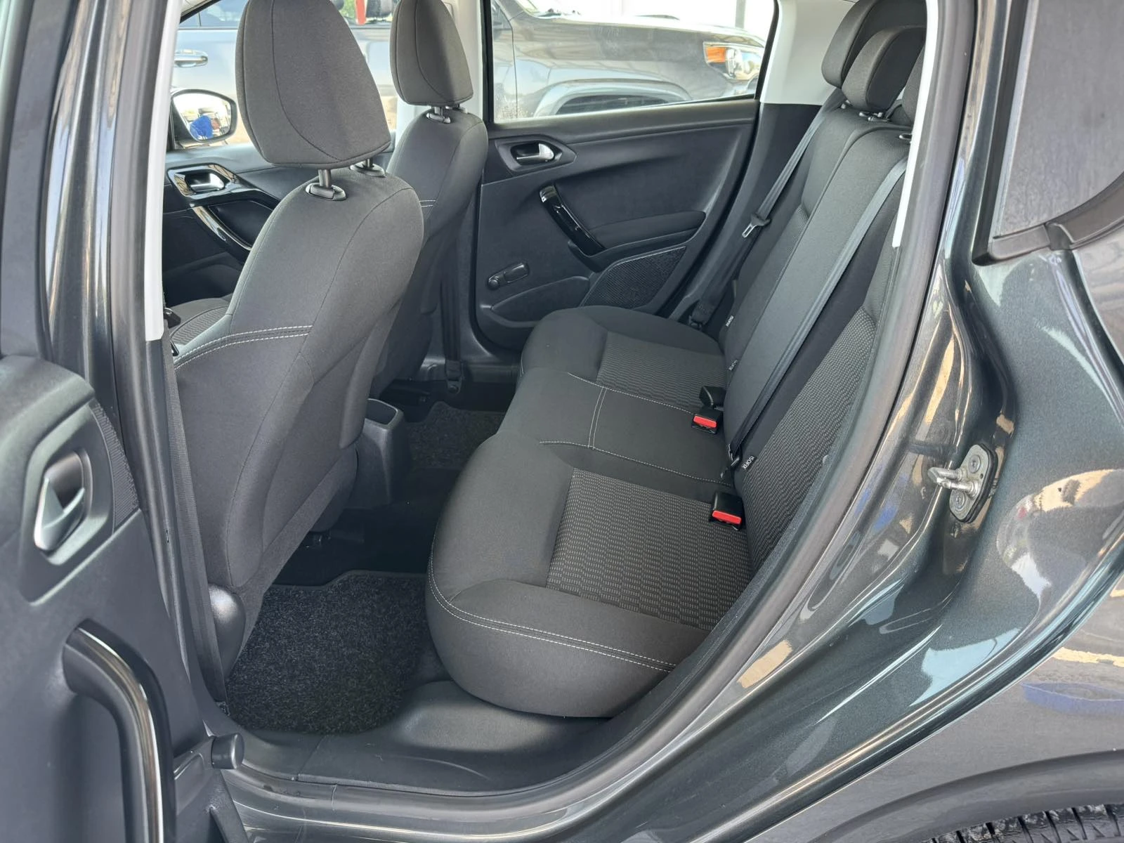 Peugeot 208 1.2i - изображение 8