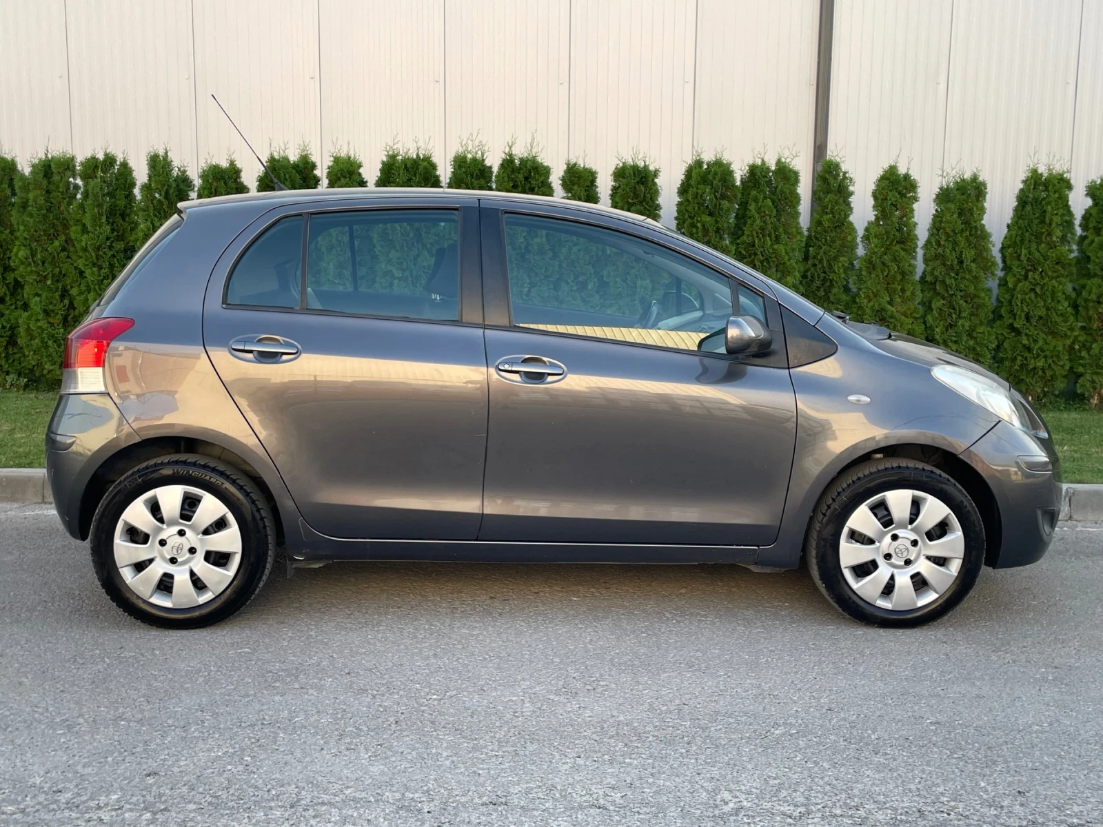 Toyota Yaris 1.0i Италия 2009 Година  - изображение 7