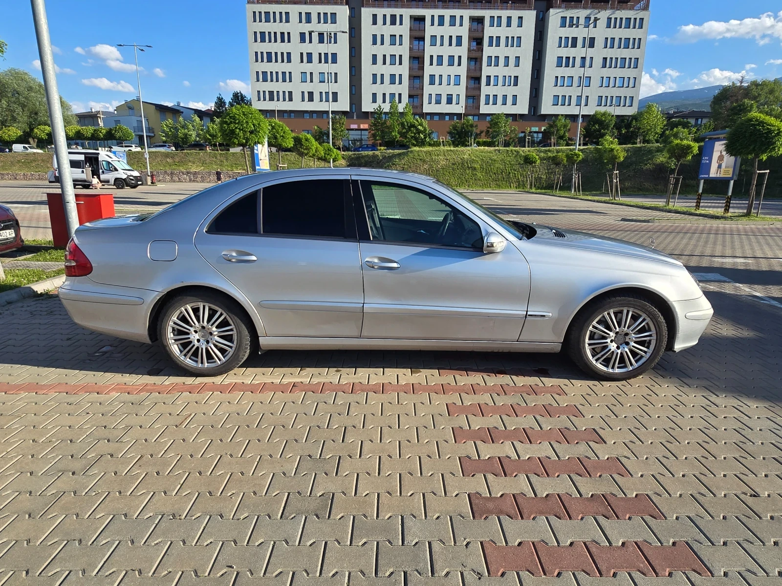 Mercedes-Benz E 220, снимка 6 - Автомобили и джипове - 54751760