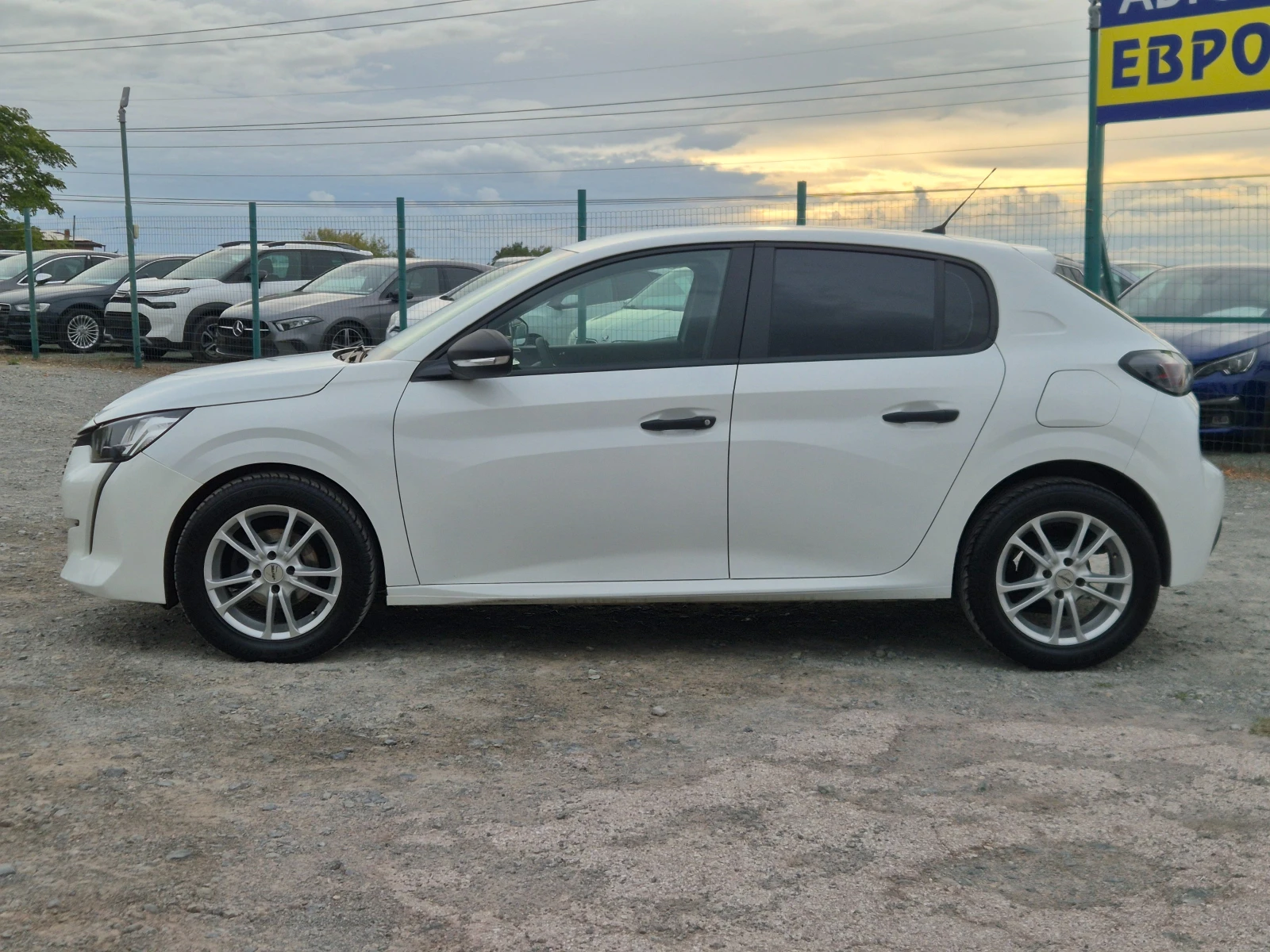 Peugeot 208 1.2i PureTech , снимка 2 - Автомобили и джипове - 56230052