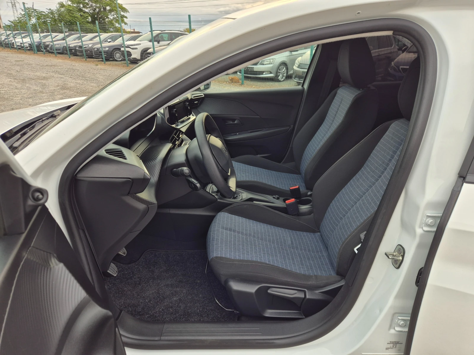Peugeot 208 1.2i PureTech , снимка 13 - Автомобили и джипове - 56230052