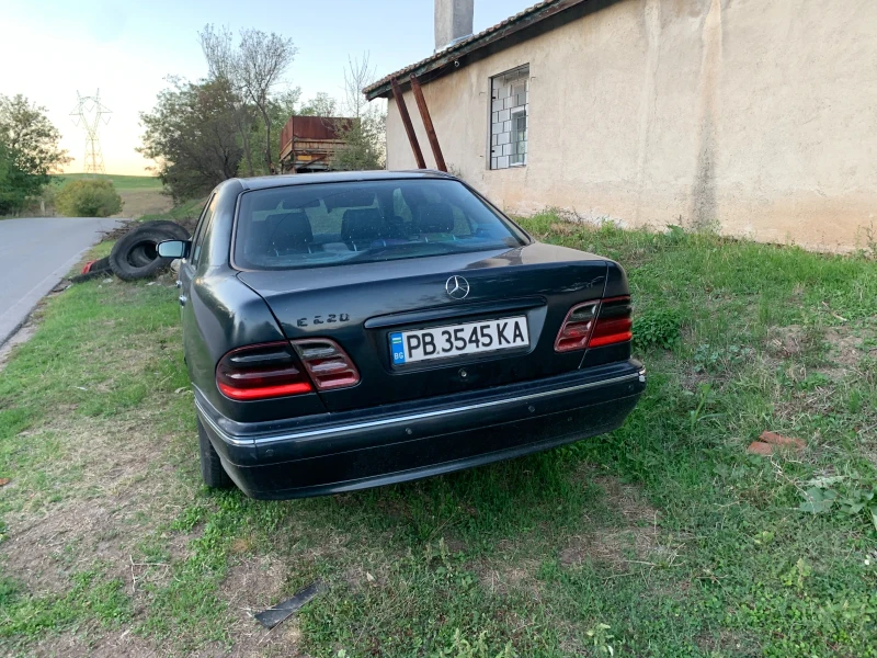 Mercedes-Benz E 220, снимка 1 - Автомобили и джипове - 47918930