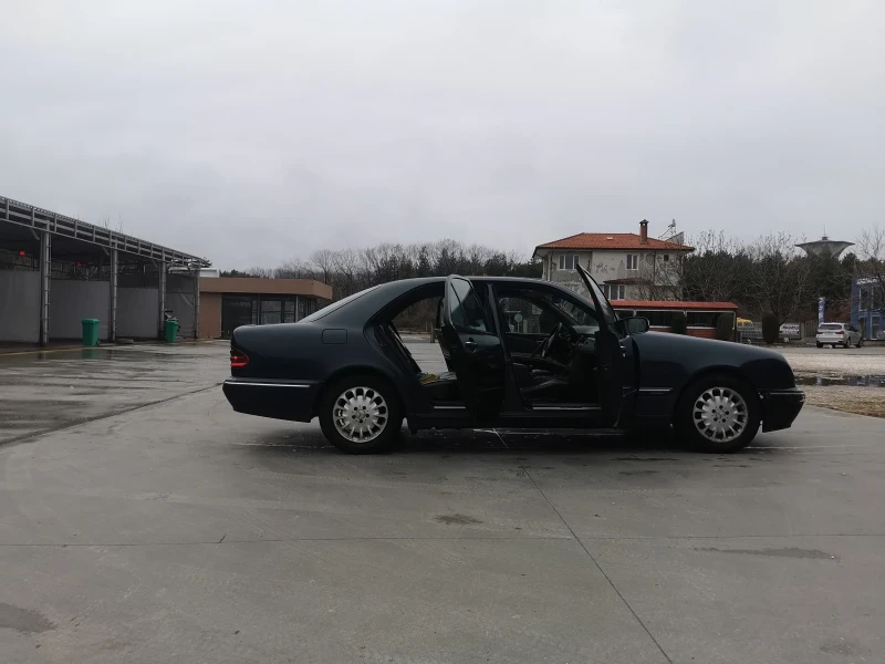 Mercedes-Benz E 220, снимка 2 - Автомобили и джипове - 47918930