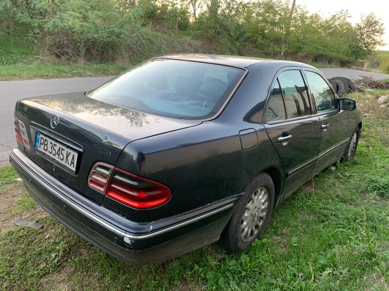 Mercedes-Benz E 220, снимка 4 - Автомобили и джипове - 47918930