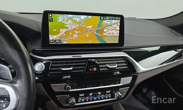 BMW 530E М ПАКЕТ ОБДУХВАНЕ ДИСТРОНИК HEAD UP ПАНОРАМА, снимка 8 - Автомобили и джипове - 55656561