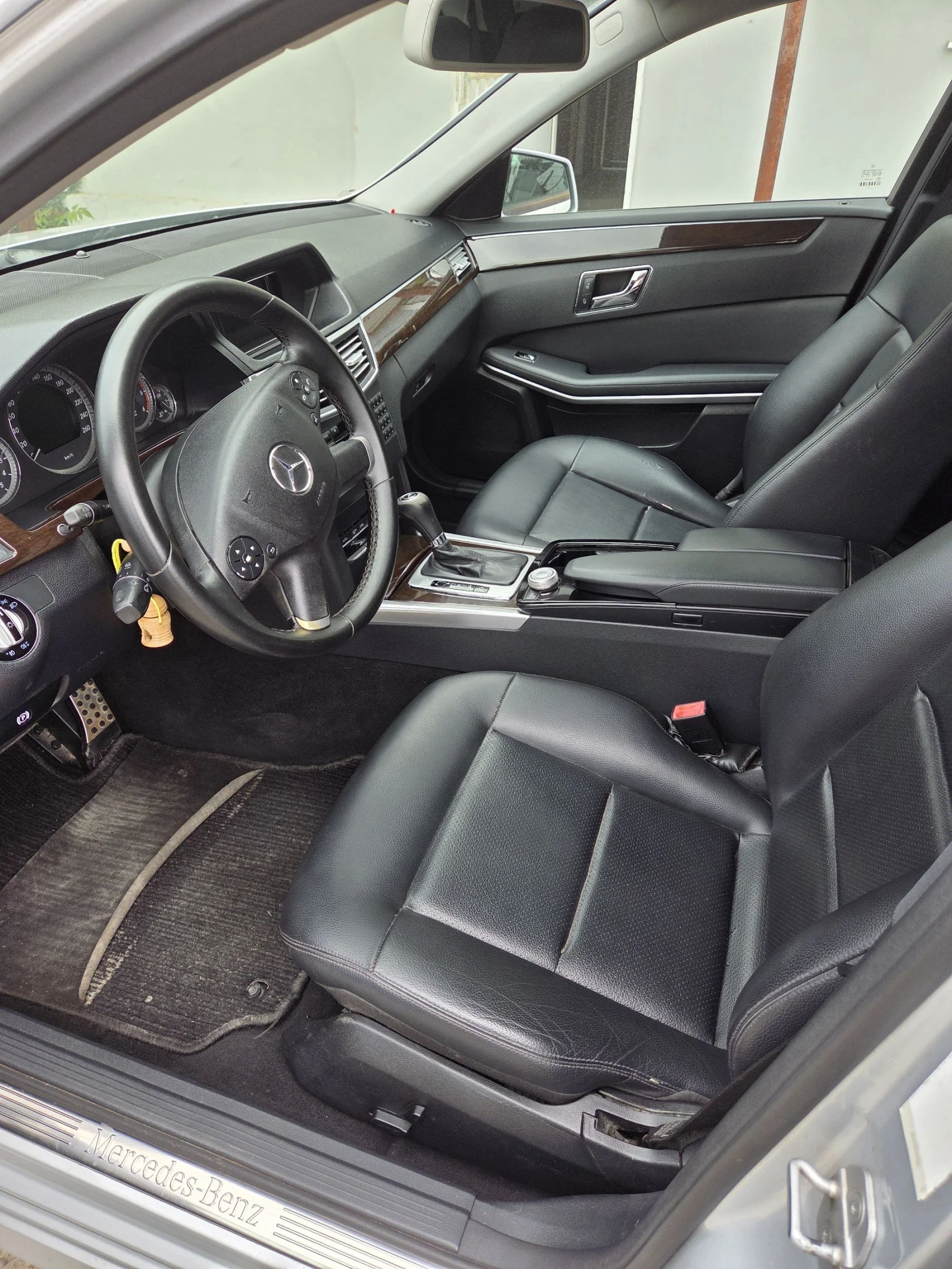 Mercedes-Benz E 250 Седан, снимка 7 - Автомобили и джипове - 54787558