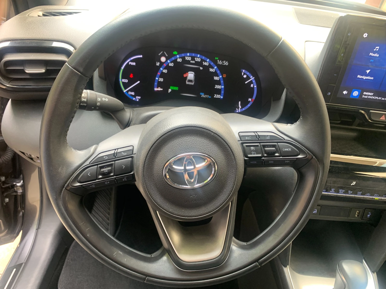 Toyota Yaris Cross 1, 5 хибрид, снимка 11 - Автомобили и джипове - 54889611