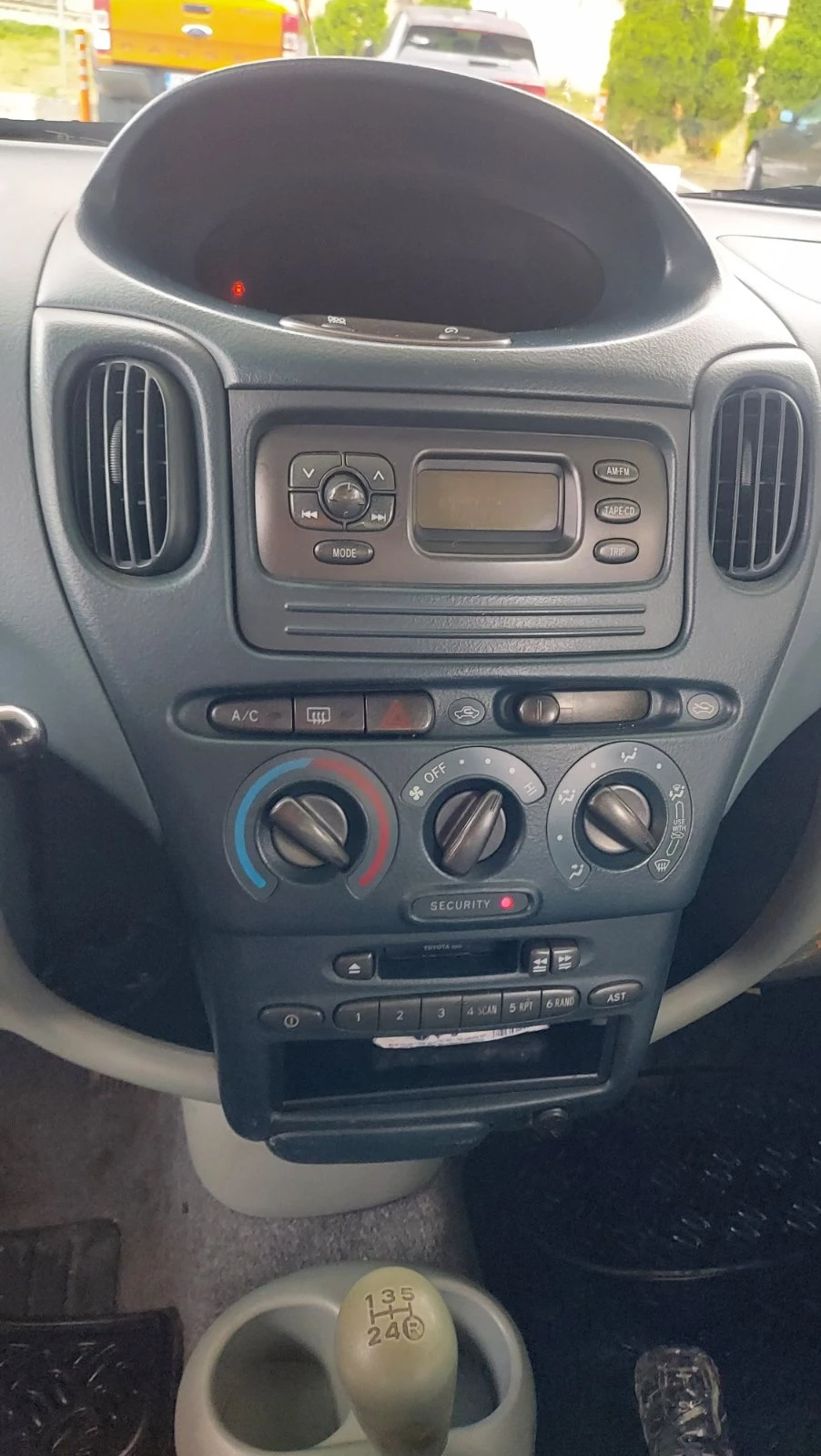 Toyota Yaris verso, снимка 13 - Автомобили и джипове - 55224588