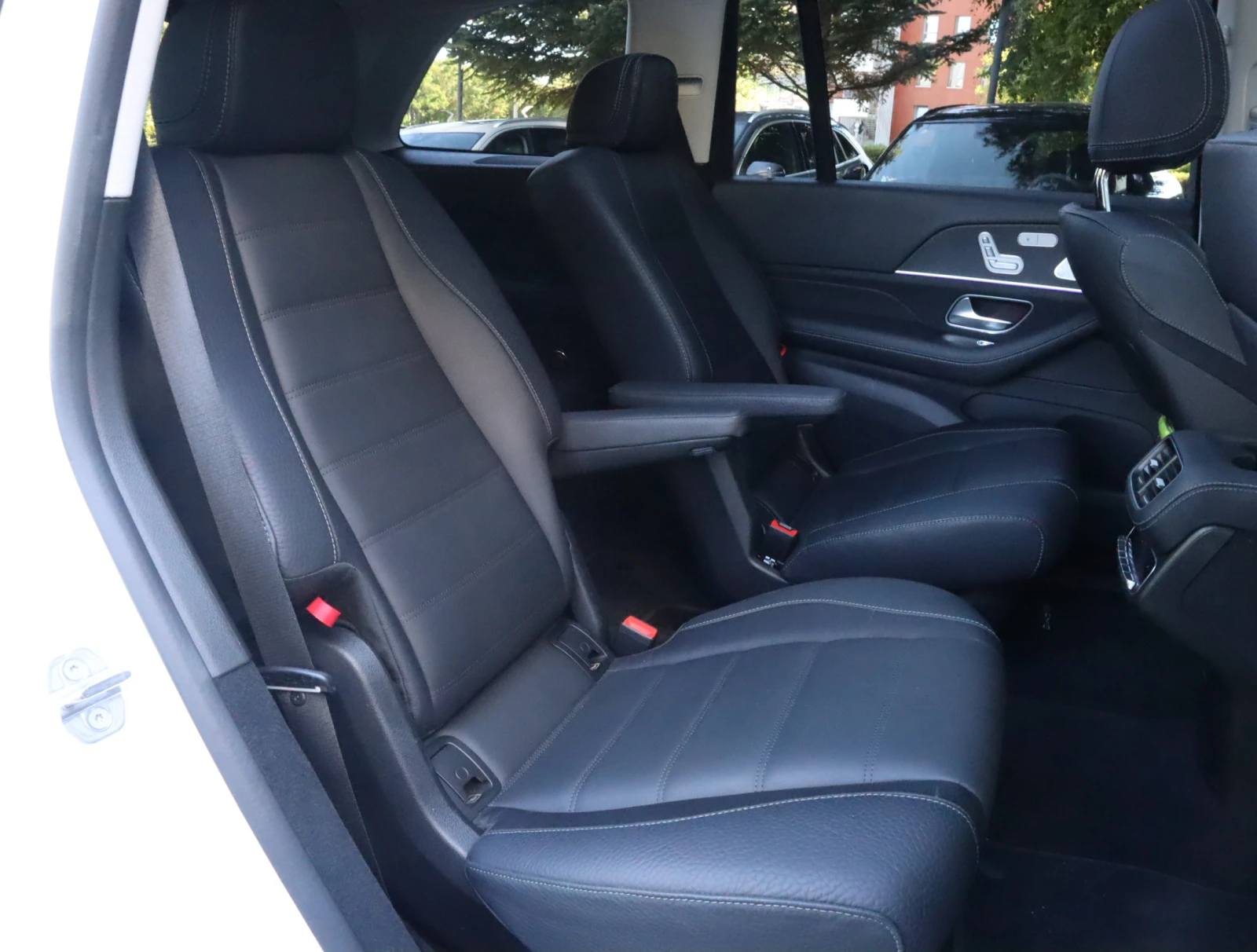 Mercedes-Benz GLS580 AMG/Burmester/HuD/Панорама/Обдухване, снимка 9 - Автомобили и джипове - 50437251