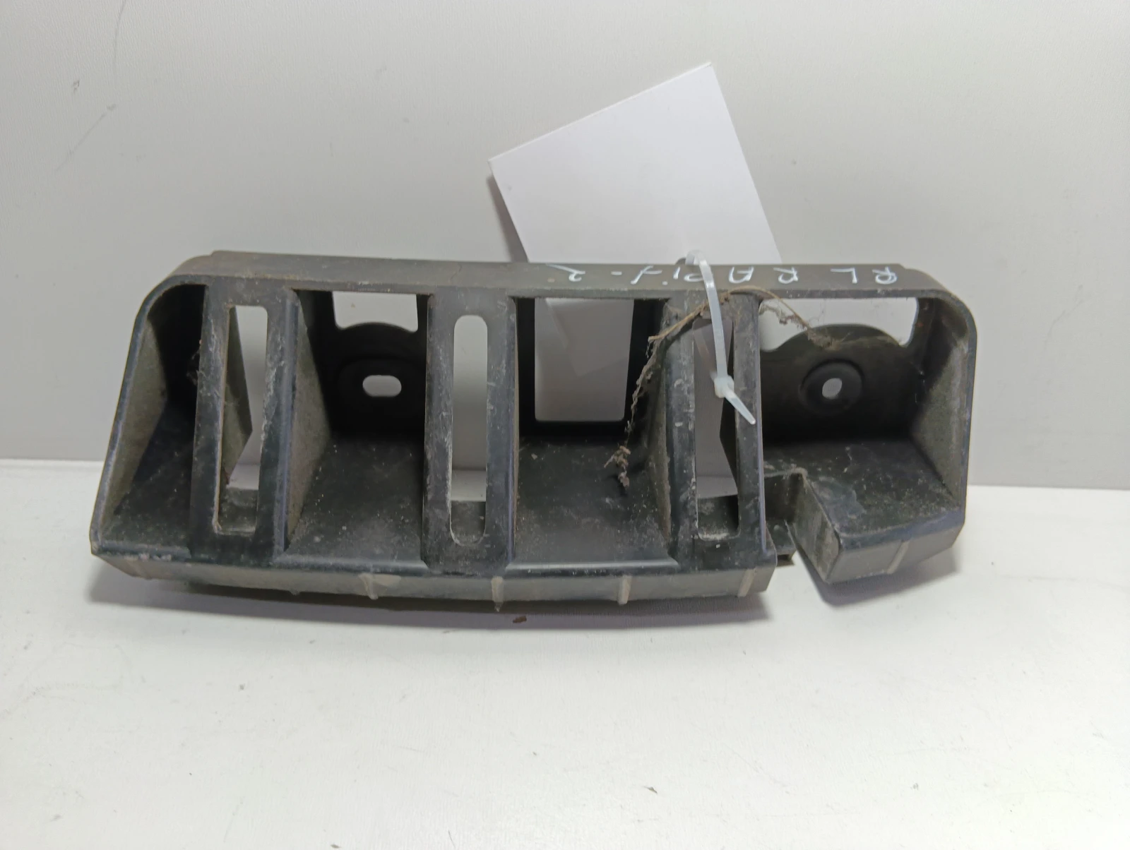 държач за задна броня (ляв) 5JH807393A Skoda Rapid