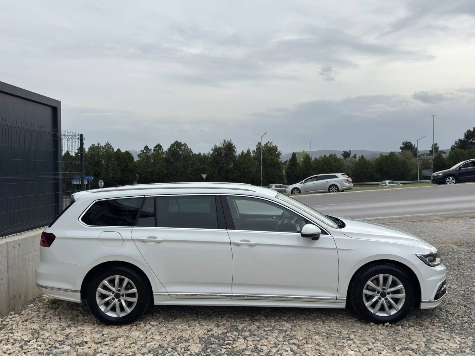 VW Passat 2.0TDI* R-LINE* FULL ACC* МАСАЖ* , снимка 4 - Автомобили и джипове - 54223820