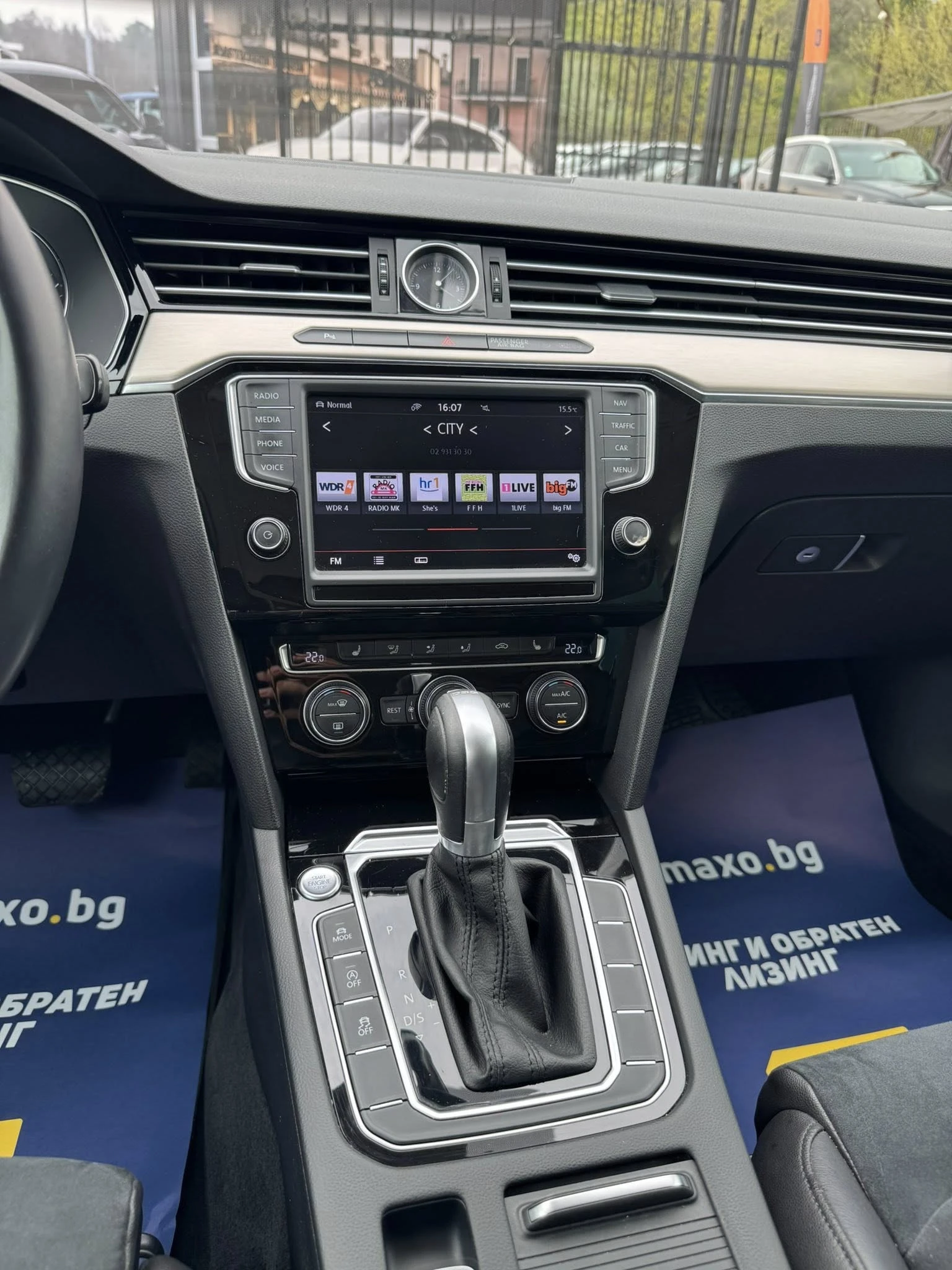 VW Passat 2.0TDI* R-LINE* FULL ACC* МАСАЖ* , снимка 12 - Автомобили и джипове - 54223820