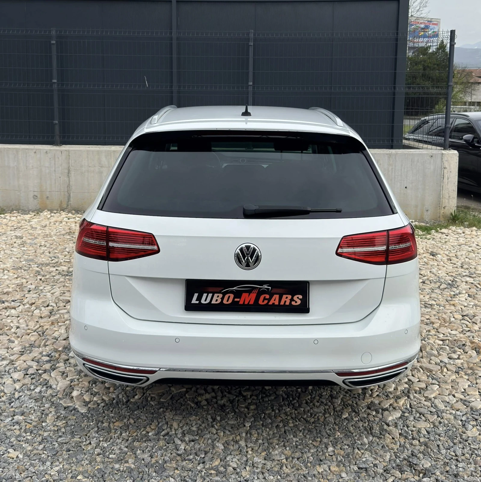 VW Passat 2.0TDI* R-LINE* FULL ACC* МАСАЖ* , снимка 7 - Автомобили и джипове - 54223820