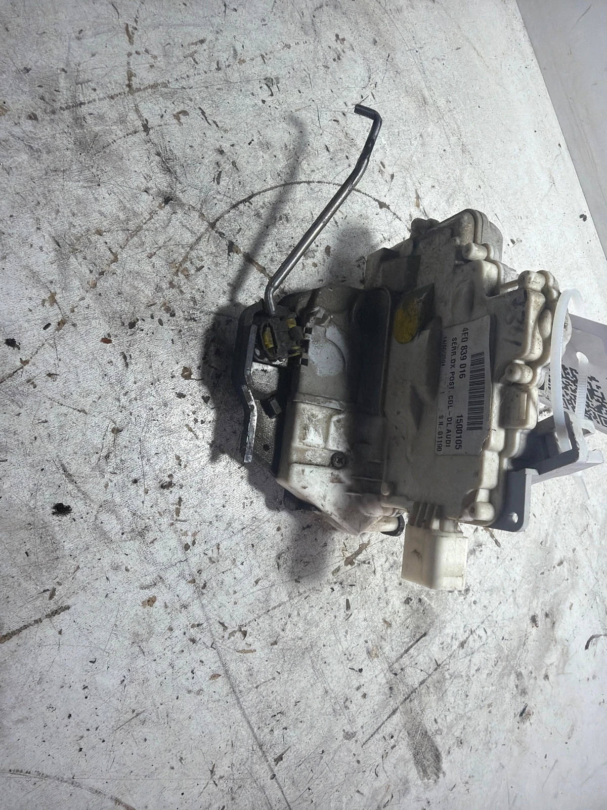 брава (задна дясна) 4F0839016 Audi A6