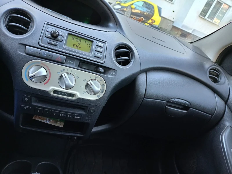 Toyota Yaris 1.3 VVT-i , снимка 6 - Автомобили и джипове - 48212156