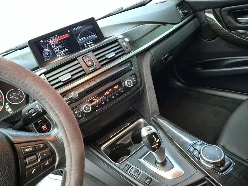 BMW 320 xDrive, снимка 13 - Автомобили и джипове - 53702862