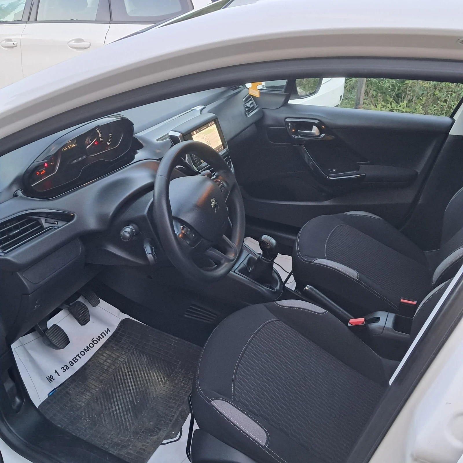 Peugeot 208 1.6 EHDI 82к.с. - изображение 10