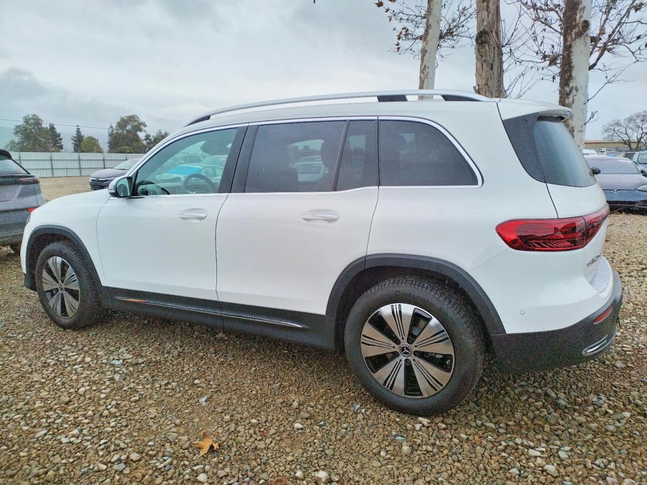 Mercedes-Benz EQB 250+ * ДИСТРОНИК* БЕЖАВА КОЖА* ПОДГРЕВ* ПАНОРАМА*  - изображение 2