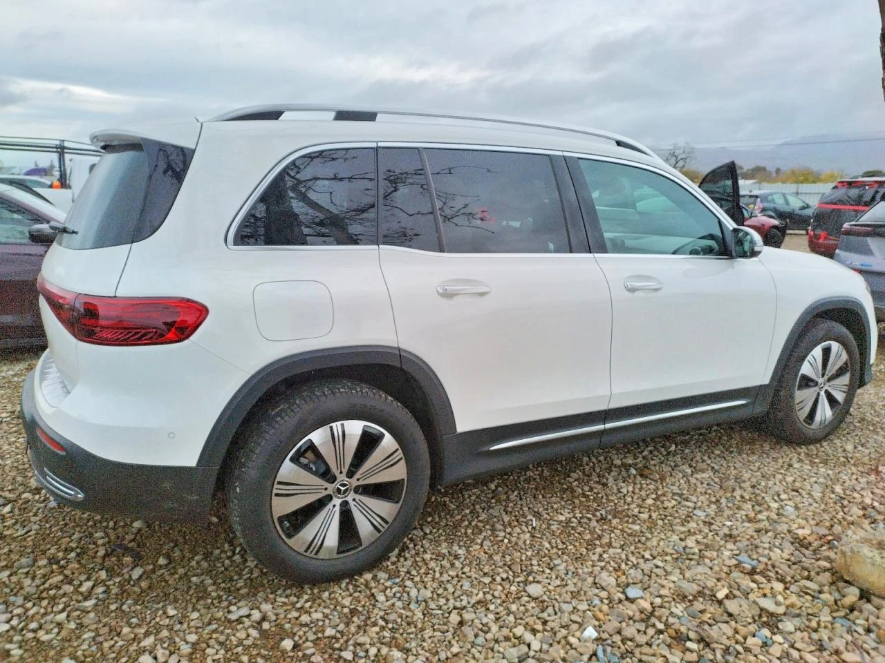 Mercedes-Benz EQB 250+ * ДИСТРОНИК* БЕЖАВА КОЖА* ПОДГРЕВ* ПАНОРАМА*  - изображение 3