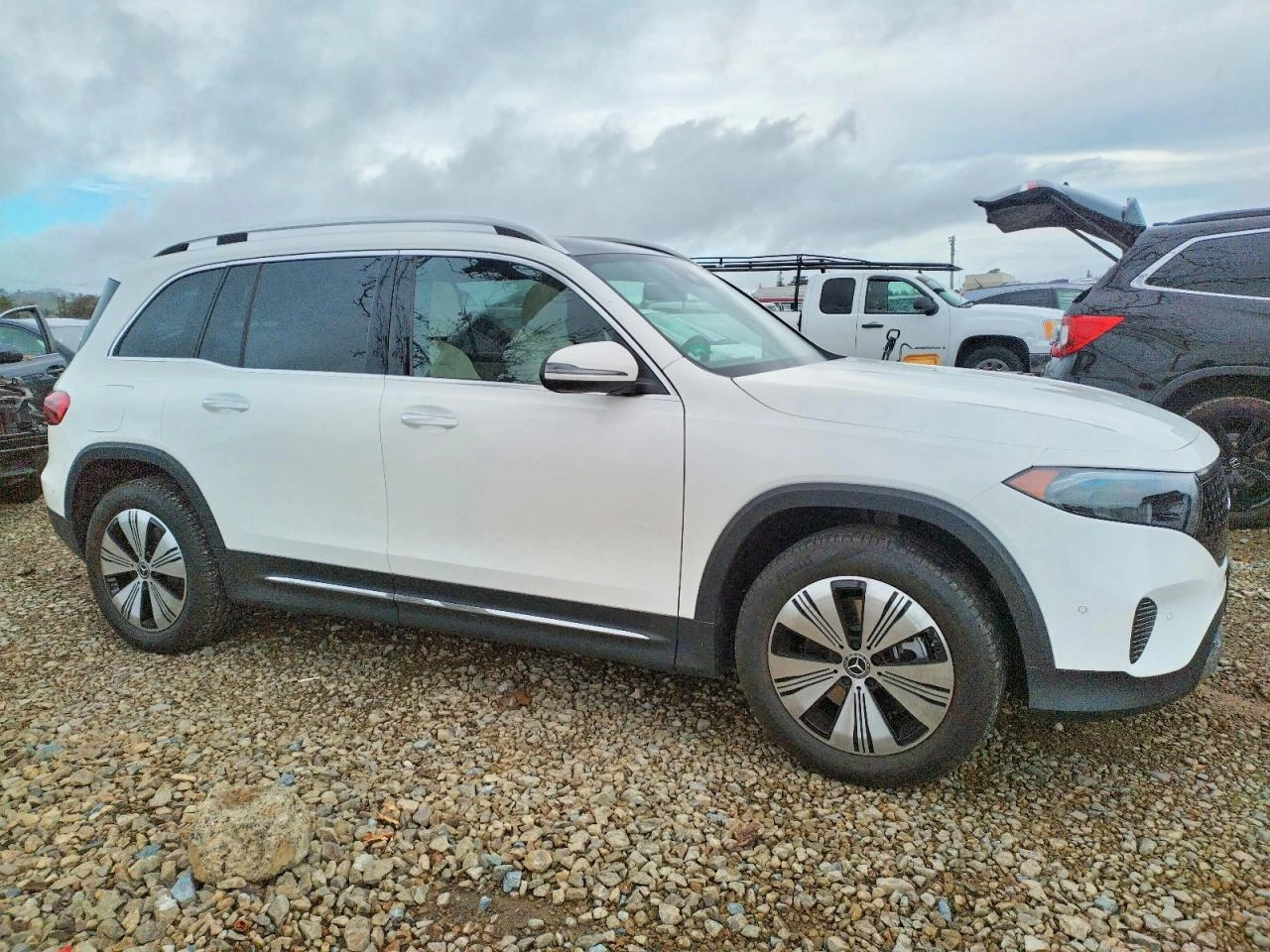 Mercedes-Benz EQB 250+ * ДИСТРОНИК* БЕЖАВА КОЖА* ПОДГРЕВ* ПАНОРАМА*  - изображение 4