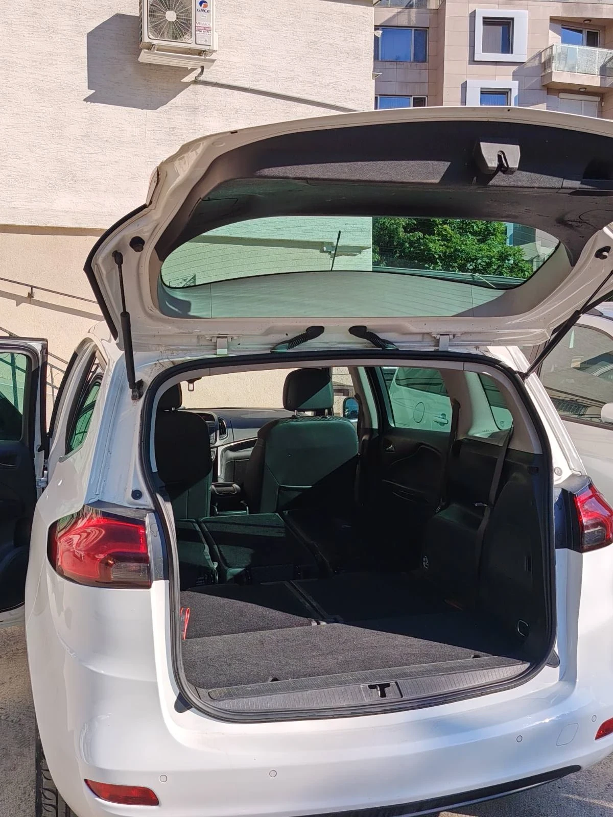 Opel Zafira Tourer 1.6 cdi N1, снимка 11 - Автомобили и джипове - 55503538