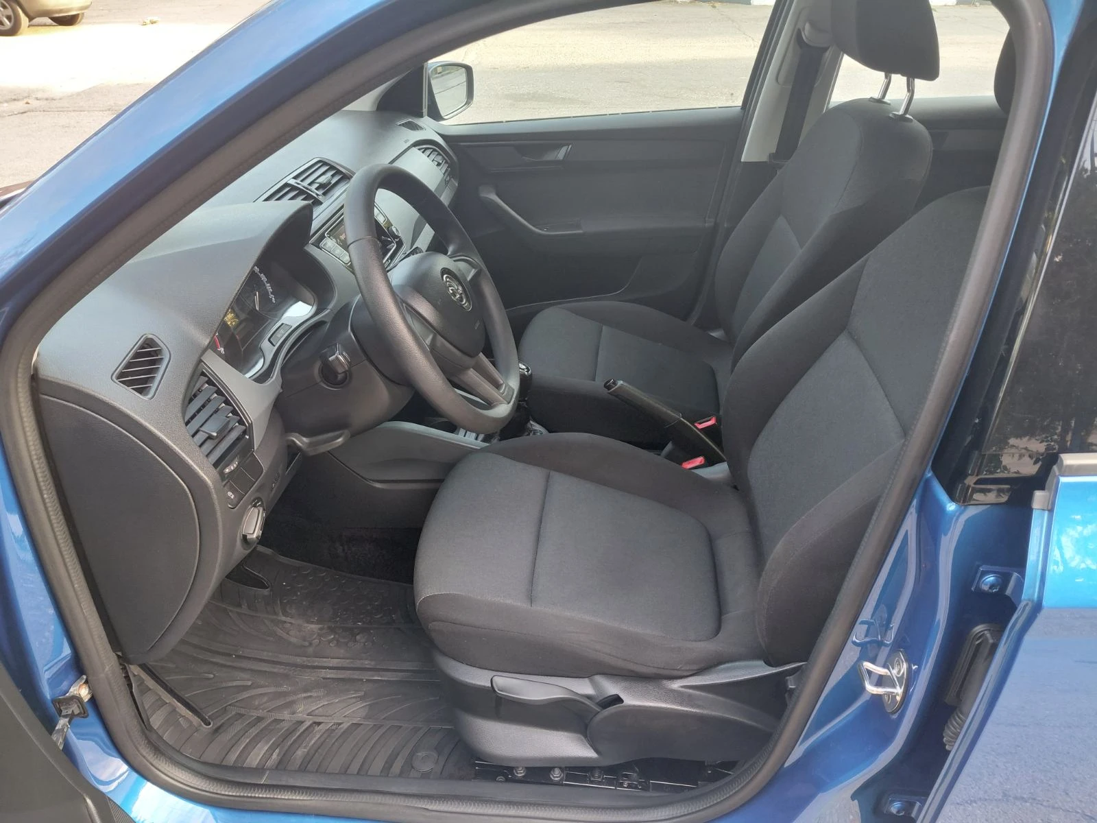 Skoda Fabia 1.0i, снимка 11 - Автомобили и джипове - 55681490