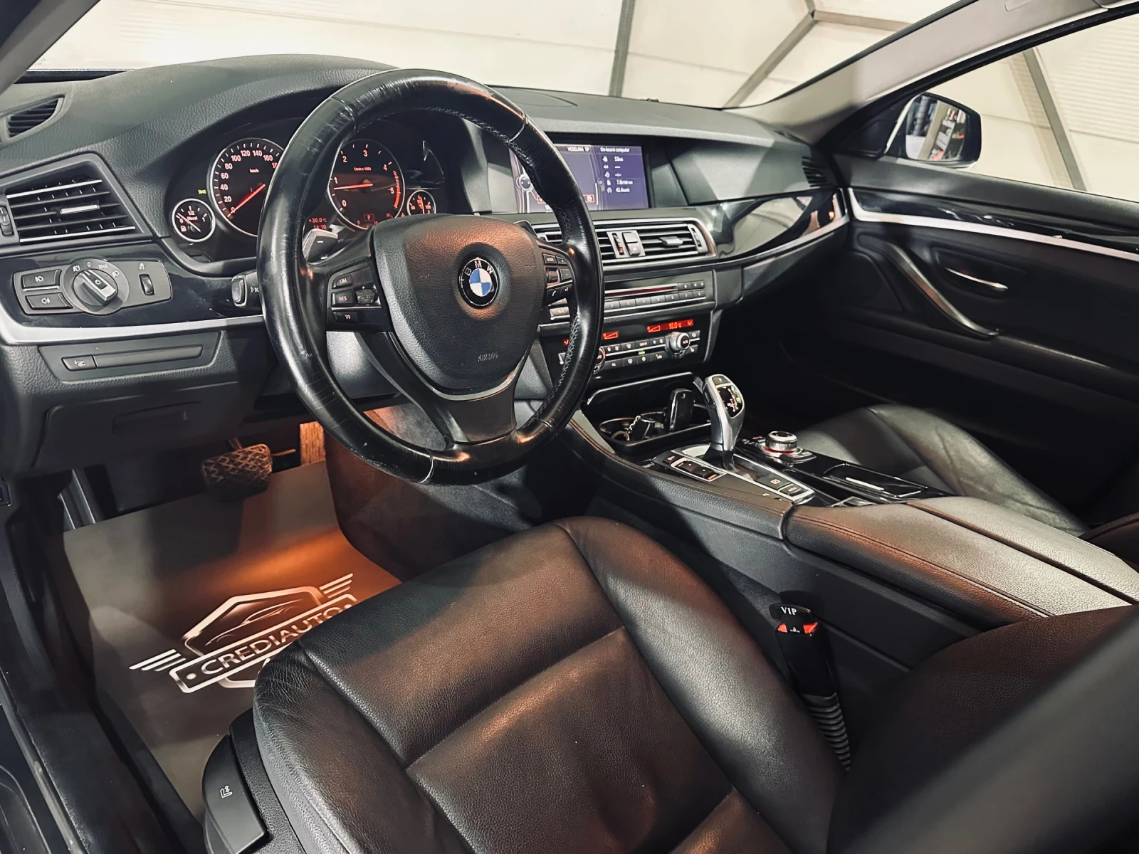 BMW 530 * M-Performance* 8ZF* HeadUp* , снимка 7 - Автомобили и джипове - 55937523