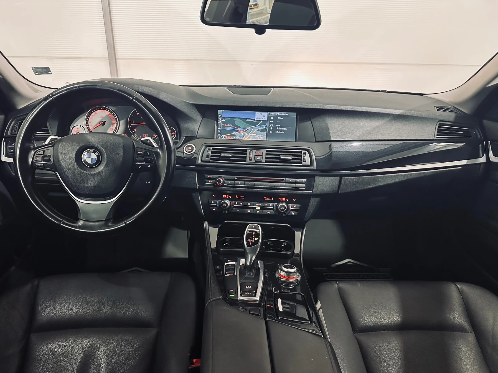 BMW 530 * M-Performance* 8ZF* HeadUp* , снимка 8 - Автомобили и джипове - 55937523