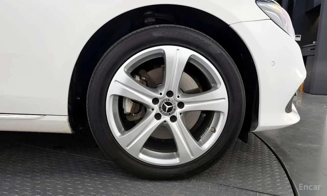 Mercedes-Benz E 220 d 4MATIC Avantgarde * КРАЙНА ЦЕНА ДО БЪЛГАРИЯ, снимка 5 - Автомобили и джипове - 56255900