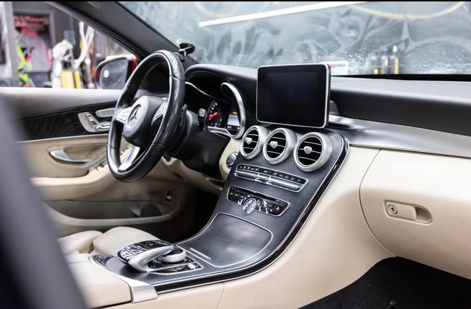 Mercedes-Benz C 300 ФОЛИРАН, ОБСЛУЖЕН, ЦЕНА до БГ, снимка 11 - Автомобили и джипове - 56306675