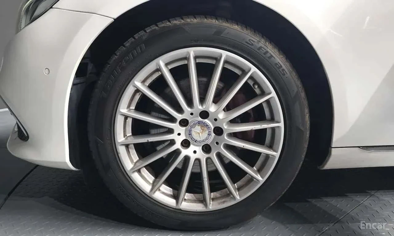 Mercedes-Benz E 220, снимка 5 - Автомобили и джипове - 56689581