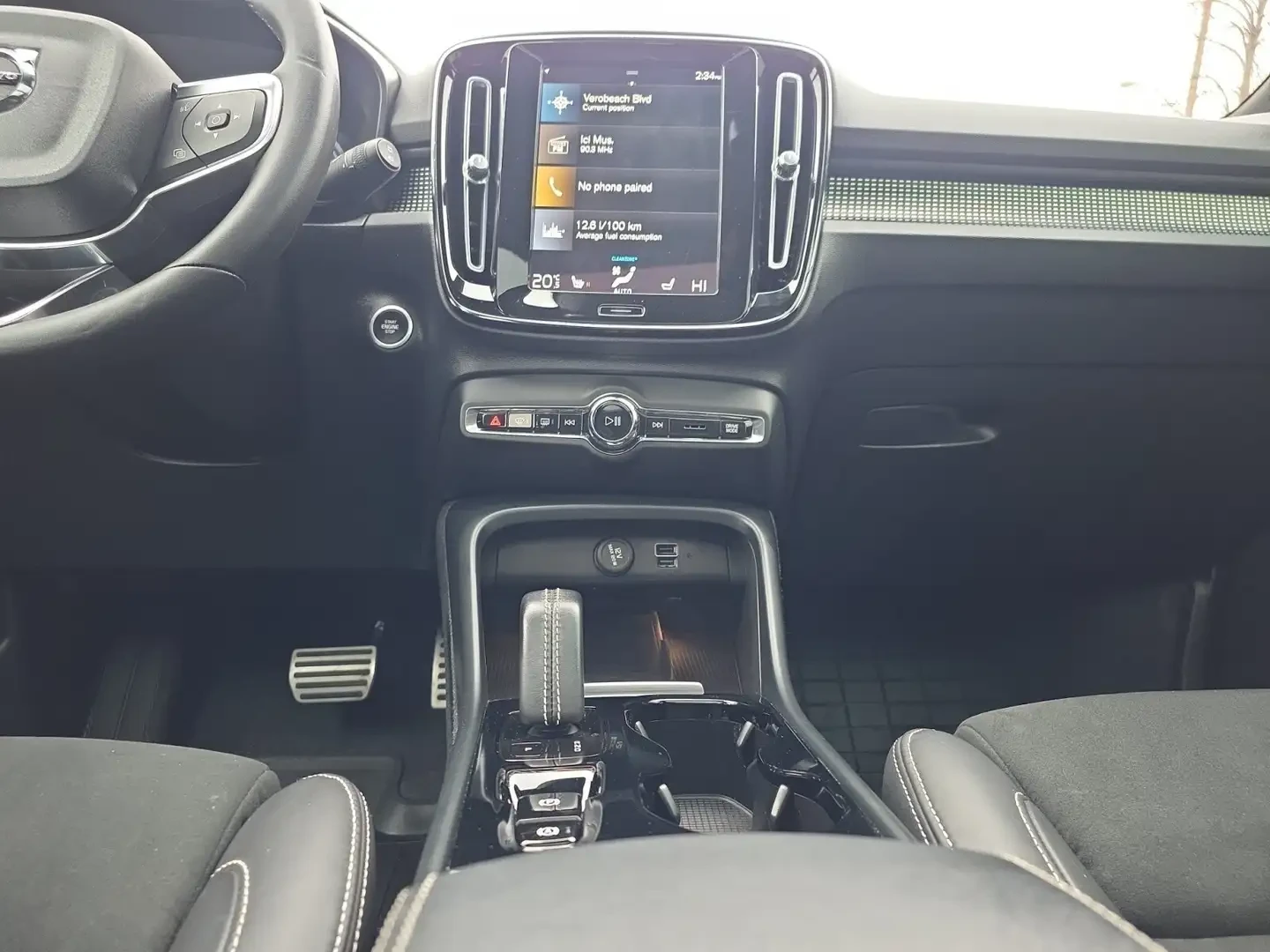 Volvo XC40 R* DESIGN* ЕДИН* СОБСТВЕНИК* 360КАМЕРА* ПАНОРАМА* , снимка 9 - Автомобили и джипове - 55604733