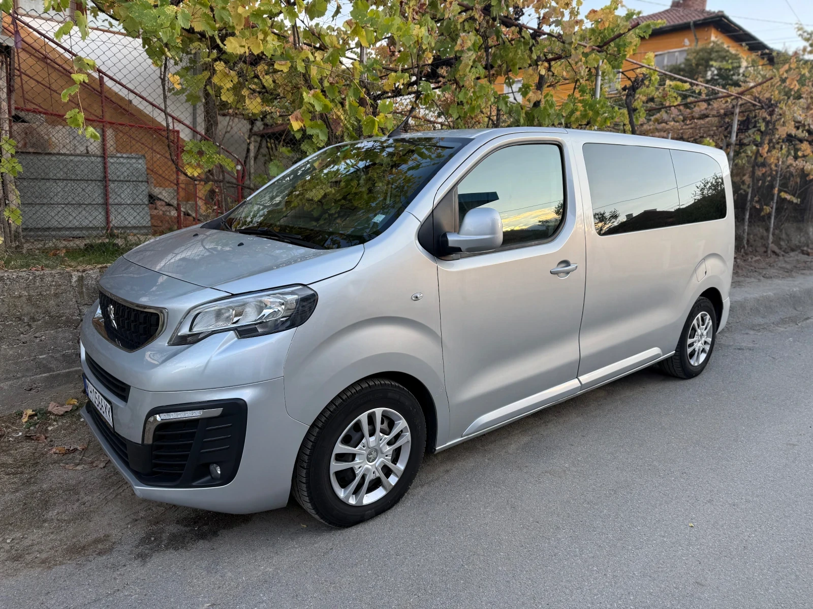 Peugeot Traveller 2.0HDI CarPlay, Парктроник