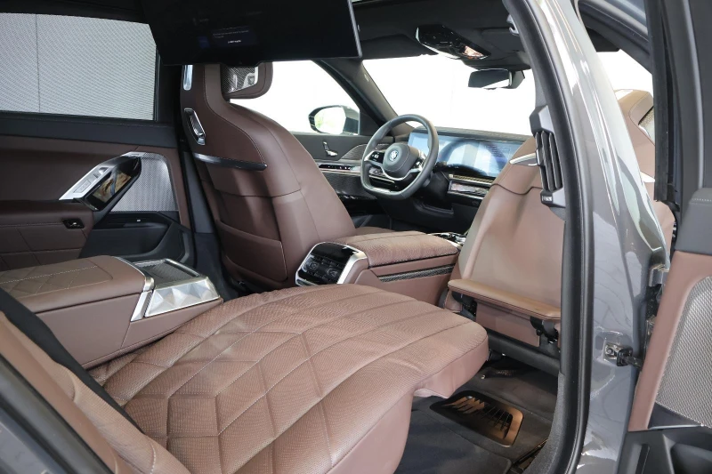 BMW i7 xDrive60/THEATRE SCREEN/CARBON/B&W/ICONIC GLOW/360, снимка 15 - Автомобили и джипове - 52623696