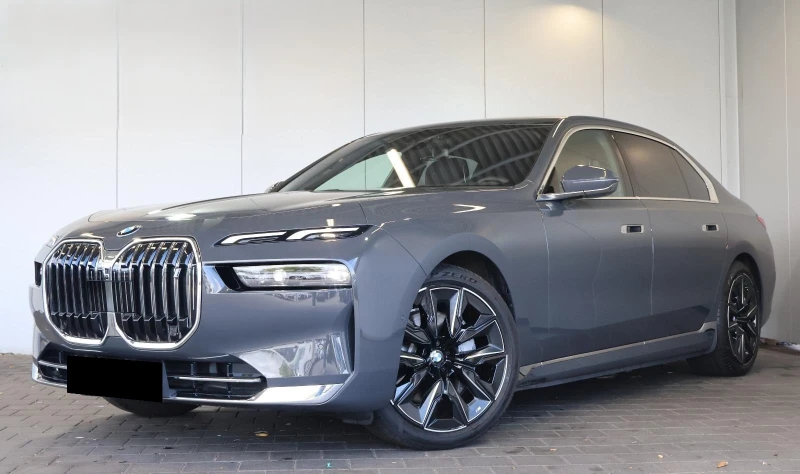 BMW i7 xDrive60/THEATRE SCREEN/CARBON/B&W/ICONIC GLOW/360, снимка 3 - Автомобили и джипове - 52623696