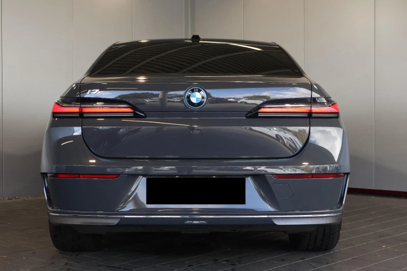 BMW i7 xDrive60/THEATRE SCREEN/CARBON/B&W/ICONIC GLOW/360, снимка 5 - Автомобили и джипове - 52623696