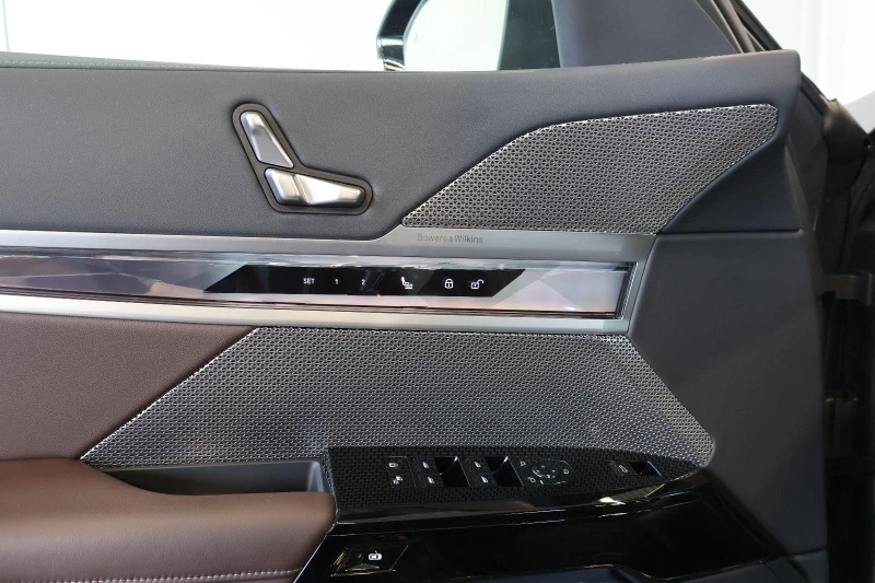 BMW i7 xDrive60/THEATRE SCREEN/CARBON/B&W/ICONIC GLOW/360, снимка 8 - Автомобили и джипове - 52623696