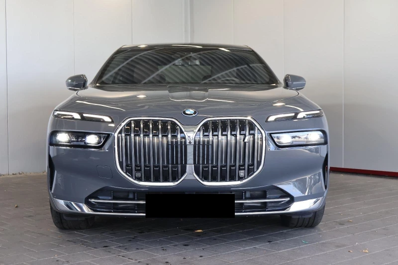 BMW i7 xDrive60/THEATRE SCREEN/CARBON/B&W/ICONIC GLOW/360, снимка 2 - Автомобили и джипове - 52623696