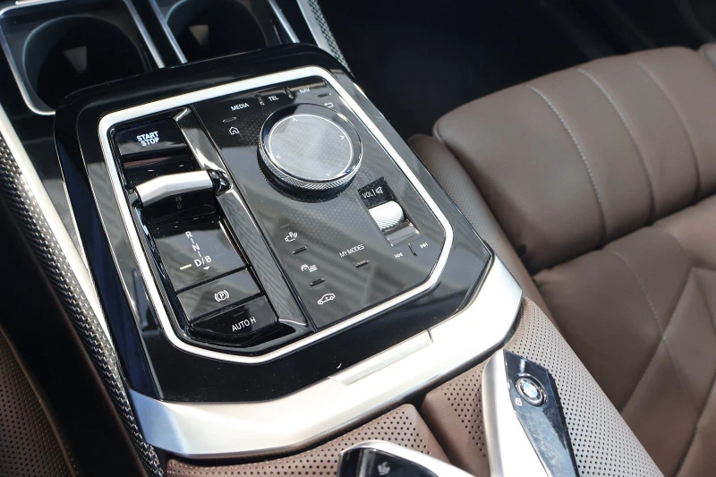 BMW i7 xDrive60/THEATRE SCREEN/CARBON/B&W/ICONIC GLOW/360, снимка 12 - Автомобили и джипове - 52623696