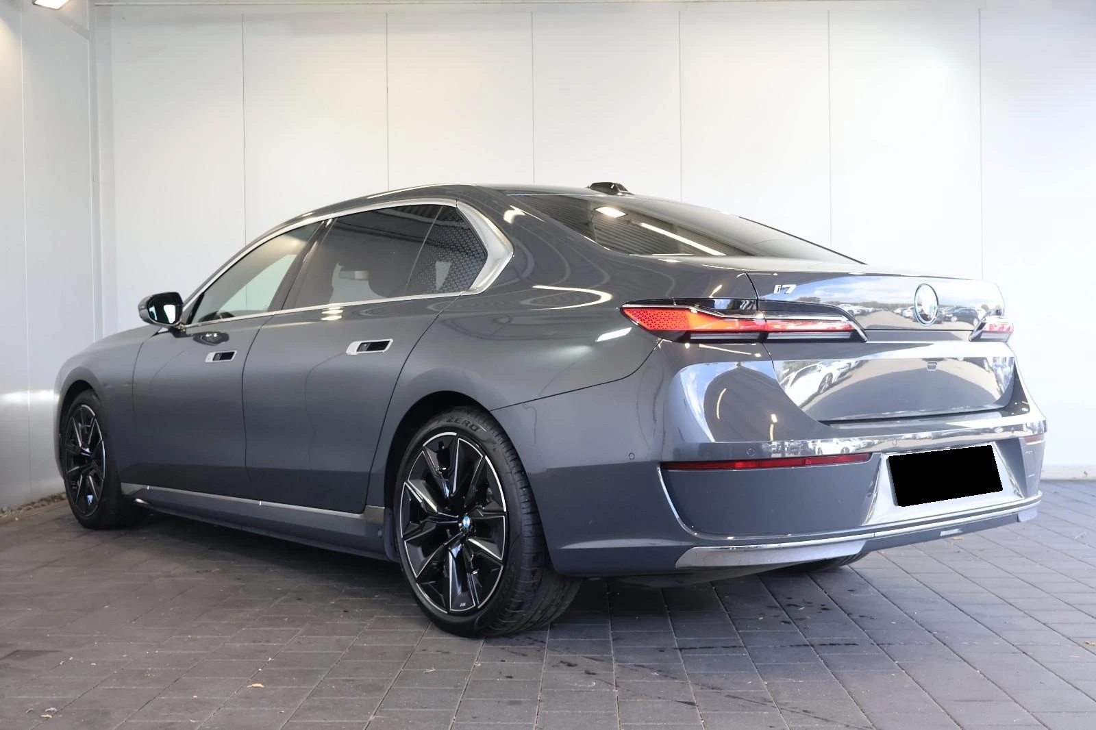 BMW i7 xDrive60/THEATRE SCREEN/CARBON/B&W/ICONIC GLOW/360 - изображение 4