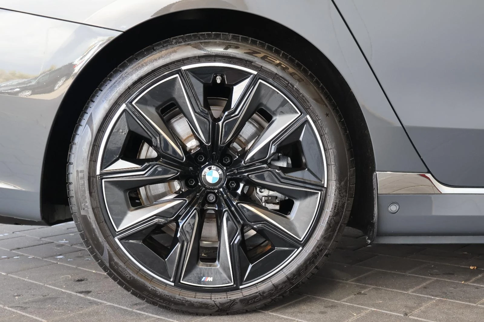 BMW i7 xDrive60/THEATRE SCREEN/CARBON/B&W/ICONIC GLOW/360 - изображение 7