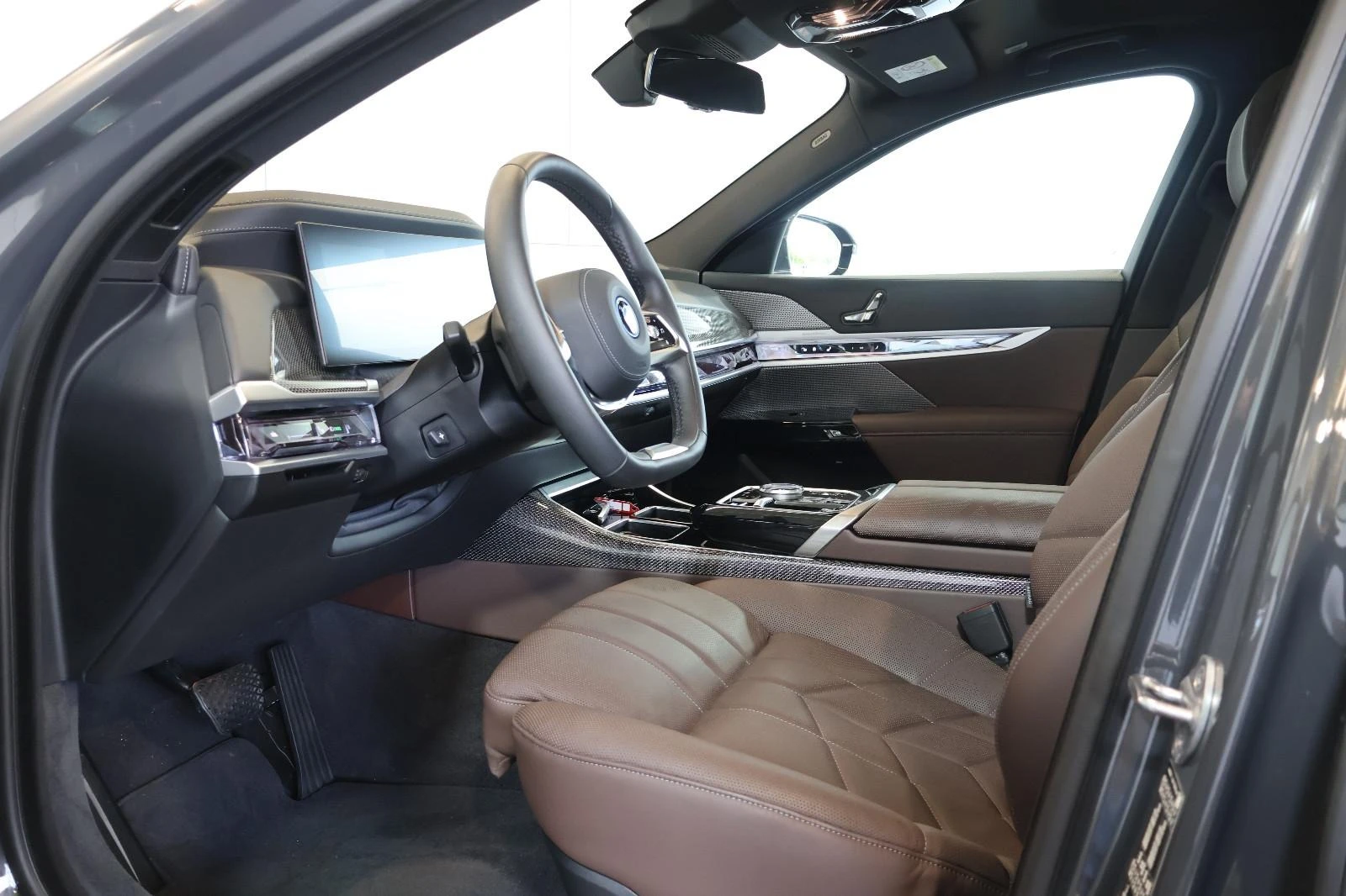 BMW i7 xDrive60/THEATRE SCREEN/CARBON/B&W/ICONIC GLOW/360 - изображение 9